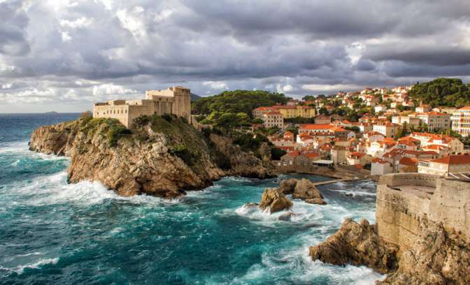 De zee tegen de rotsen aan bij Dubrovnik