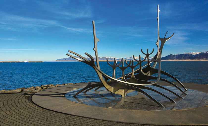 Standbeeld vikingboot in Reykjavik