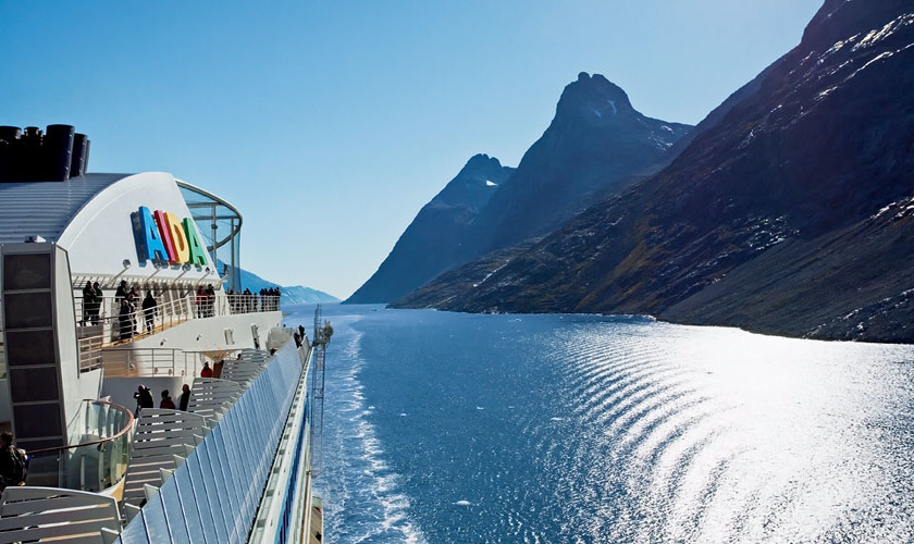 Een cruiseschip van AIDA op zee