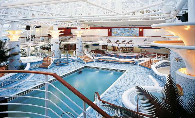 Binnenzwembad met bar van rederij Princess