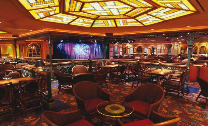 Een lounge op de Caribbean Princess van Princess Cruises