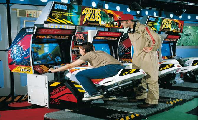 Een racemotor in de gamehal op de Caribbean Princess van Princess Cruises