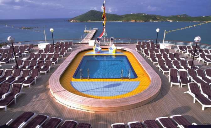Een zwembad op de de MS Volendam