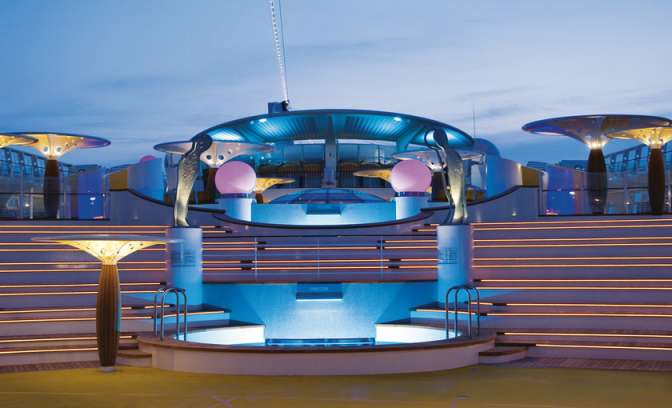 Zwembad op de AIDAdiva