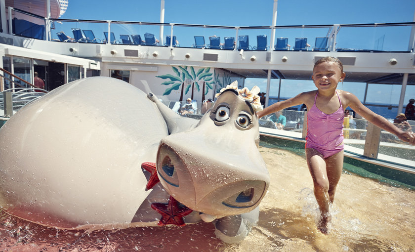 Een sfeerfoto van het zwembad op de Oasis of the Seas