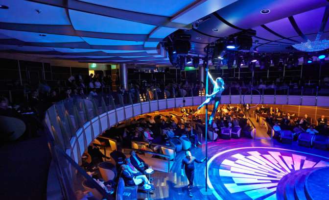 Optreden in het theater op Europa 2 van Hapag Lloyd