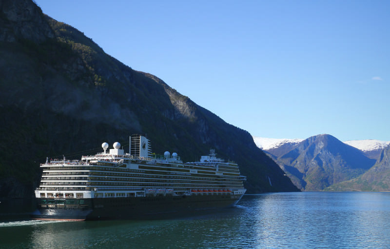 Cruiseschip Koningsdam in Flam Noorwegen