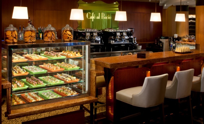 Een bar met hapjes op de Celebrity Infinity