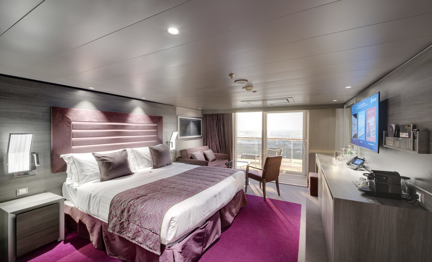 Deluxe Yacht Club Suite