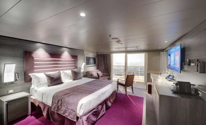 Deluxe Yacht Club Suite