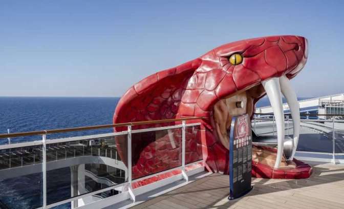 Ingang glijbaan achterdek MSC World Europa