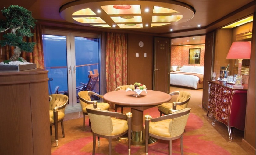 De eetkamer van de Pinnacle suite op de Prinsendam van Holland America Line