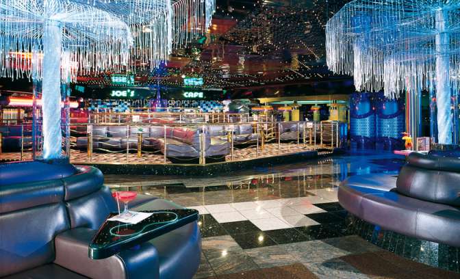 Café aan boord van schip Carnival Fascination 